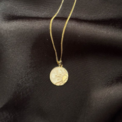 Gold-Mineli Krem Güneş Kolye