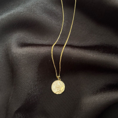 Gold-Mineli Krem Güneş Kolye