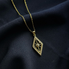 Gold-Taşlı Üçgen Pusula Kolye