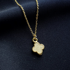 Gold-Minimal Beyaz Cleff Yonca Kolye