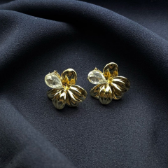 Gold-Beyaz Taş Çiçek Küpe