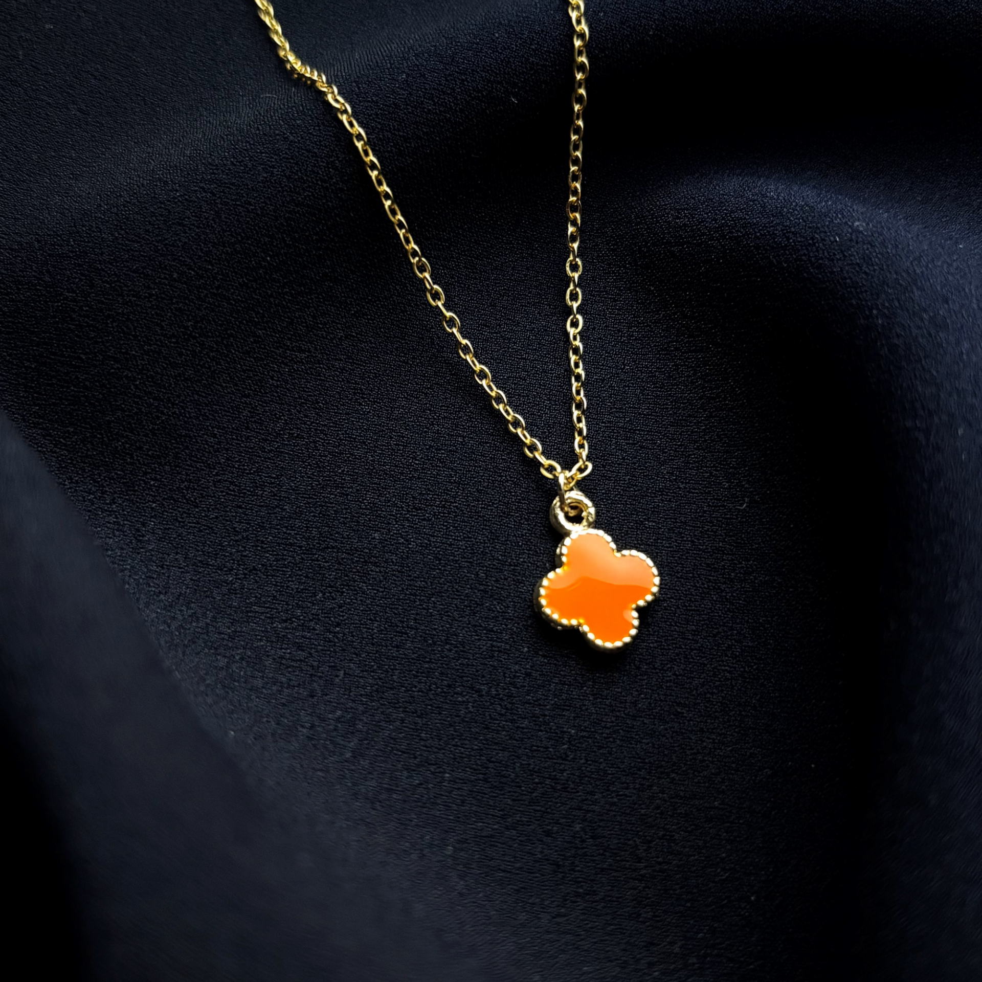 Gold-Minimal Turuncu Cleff Yonca Kolye