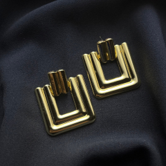 Gold-Sallantılı Kare Küpe