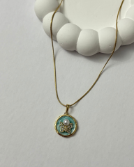 Mineli İnci Detaylı Kelebek Desenli Kolye